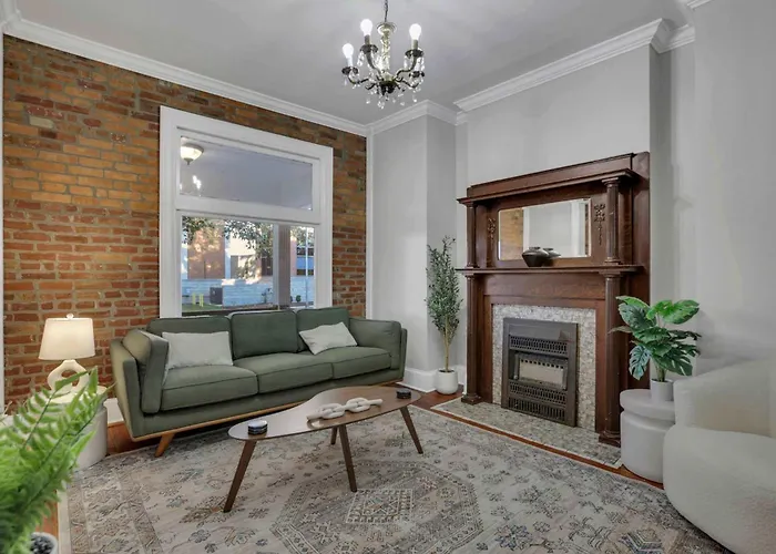 Charming Historic Getaway In The Heart Of *
