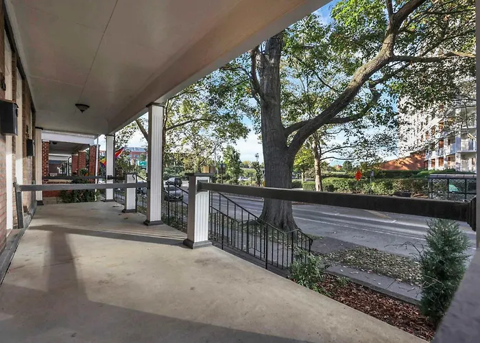Charming Historic Getaway In The Heart Of *