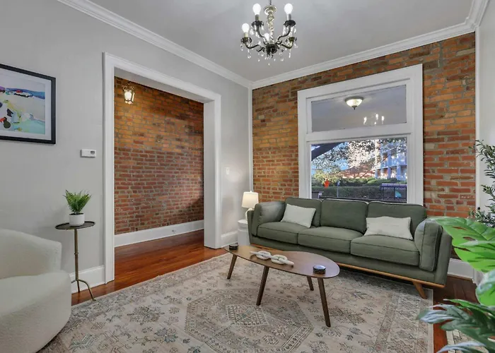 Charming Historic Getaway In The Heart Of *