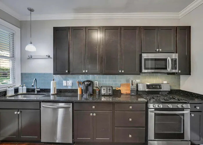Charming Historic Getaway In The Heart Of *
