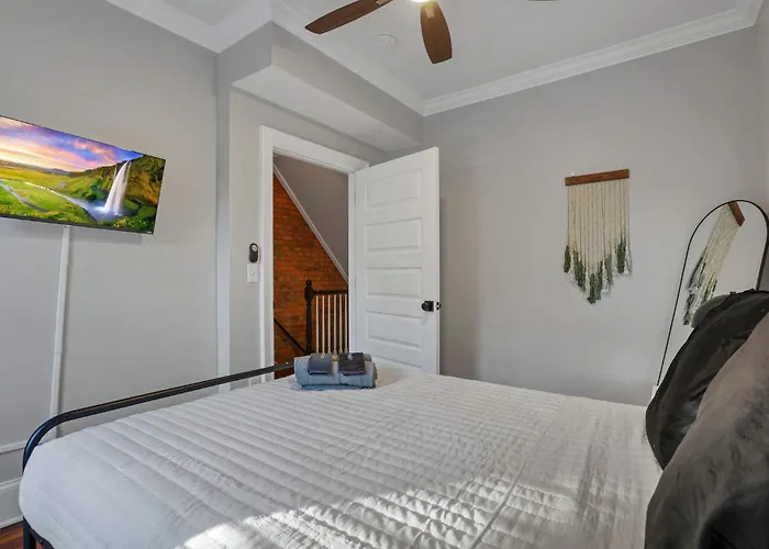 Charming Historic Getaway In The Heart Of *