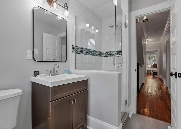Charming Historic Getaway In The Heart Of *