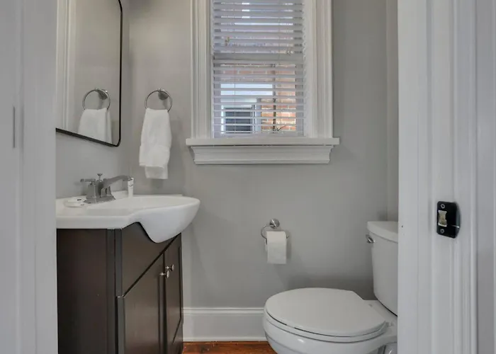 Charming Historic Getaway In The Heart Of *